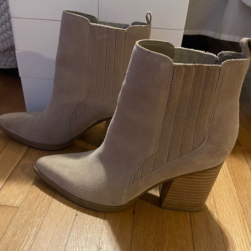 Marc Fisher Women's Tan Ankle Boots size 9